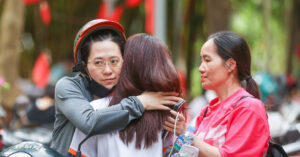 con vao phong thi lop 10 me van thap thom ben ngoai trong ngong 482