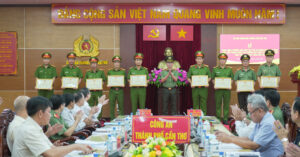 cong an can tho bat 38 doi tuong thu giu 38kg ma tuy va 4 khau sung 1098