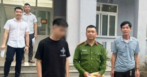 cong an kip thoi ngan chan nam thanh nien 21 tuoi dinh nhay cau 1024