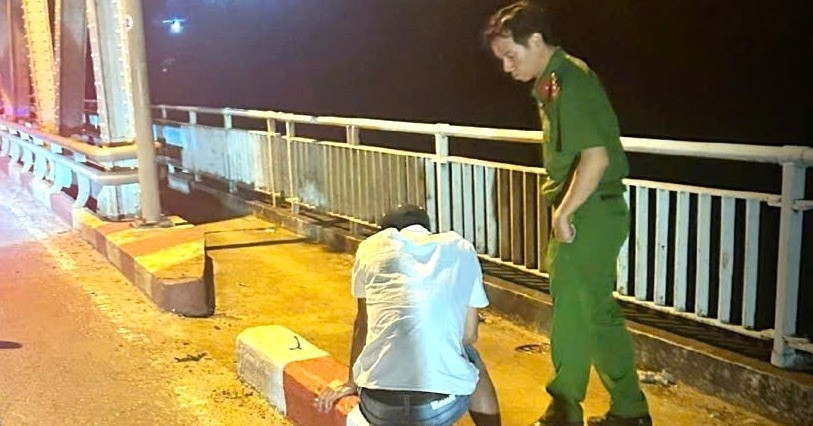 cong an kip thoi ngan thanh nien dinh nhay cau 14 tu tu 1735