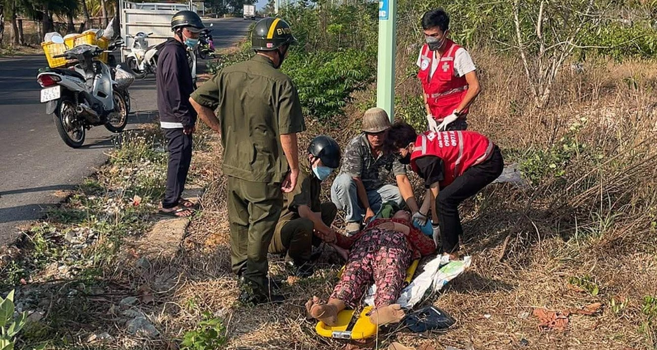 cong an so cuu nguoi gia ngat xiu ben duong ban giup 500 to ve so 499