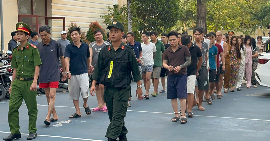 cong an tphcm triet pha duong day ma tuy co sung bat 26 nguoi 2020