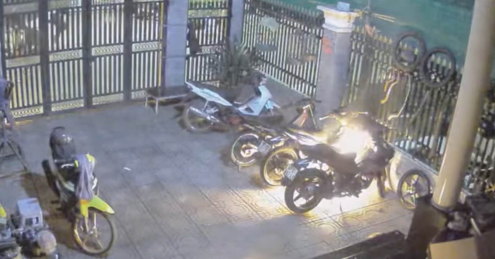 cong an truy tim nhom thanh nien giua dem nem bom xang vao nha dan 2170