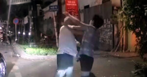 cong an vao cuoc vu nguoi dan ong lai mercedes chan o to danh tai xe o ha noi 1586