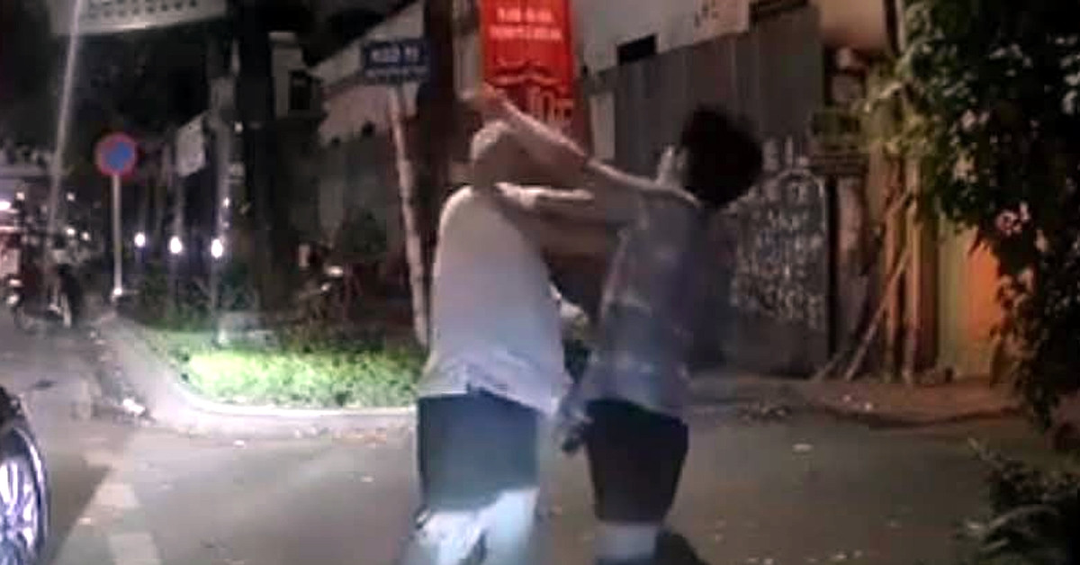 cong an vao cuoc vu nguoi dan ong lai mercedes chan o to danh tai xe o ha noi 1586