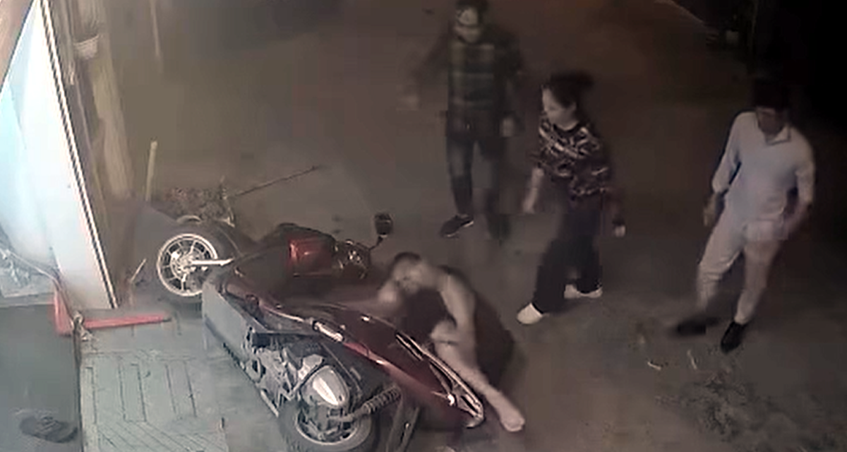 cong an vao cuoc vu nhom nguoi xong vao nha keo nguoi dan ong ra duong hanh hung 1458