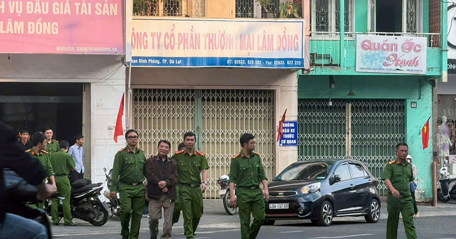 cong an xuat hien tai noi lam viec cua giam doc trung tam dich vu dau gia lam dong 2521