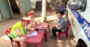 CSGT Đắk Lắk bắt nóng nghi phạm cướp vàng đang chạy trốn trên xe khách 2 csgt dak lak bat nong nghi pham cuop vang dang chay tron tren xe khach 785