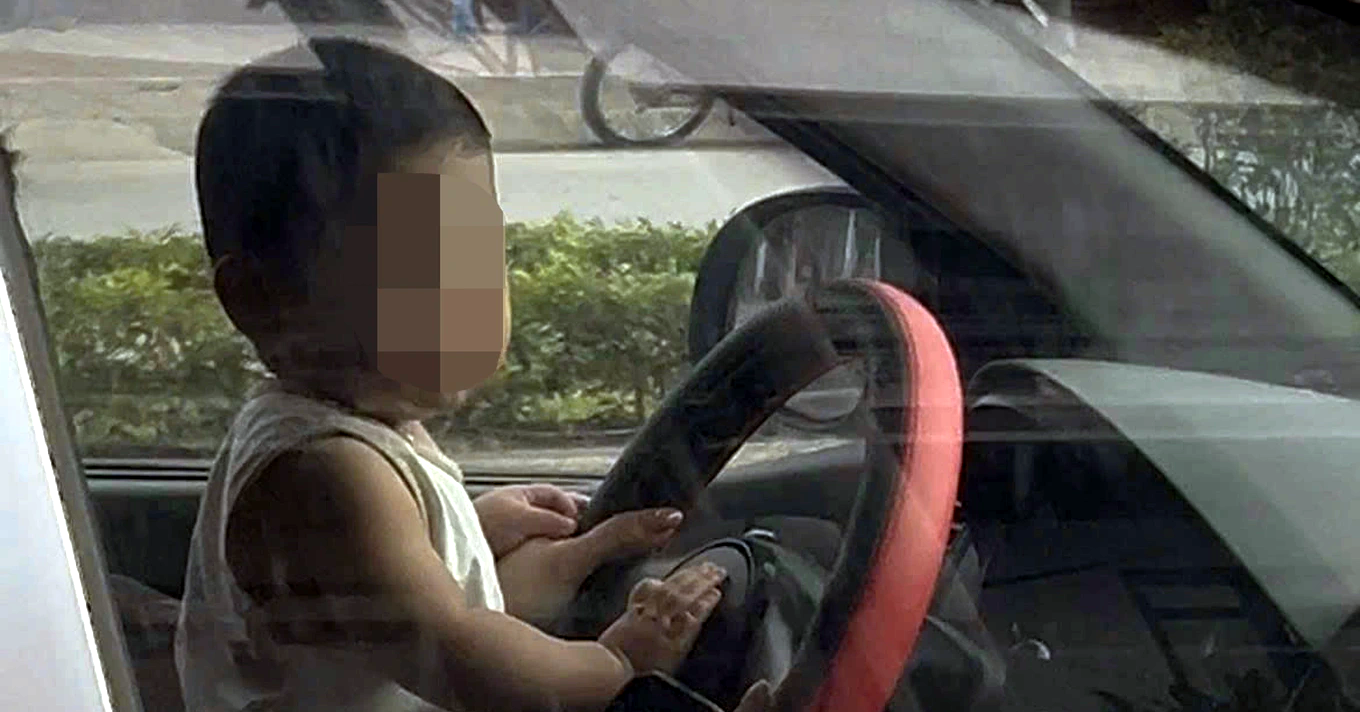 csgt lam viec voi nu tai xe de tre nho ngoi truoc vo lang khi dang di chuyen 2361