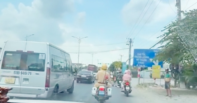 csgt mo duong xuyen doan un tac gan 25km giup nguoi benh di cap cuu kip thoi 1070