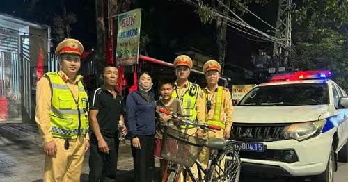 csgt quang tri giup thieu nien di lac hon 150km ve voi gia dinh 2390