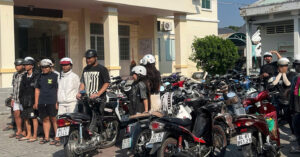 csgt xu ly 30 thanh thieu nien tu tap chay xe dan hang ngang nem bot tren pho 2204