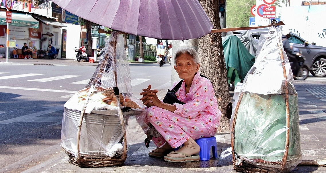 cu ba 82 tuoi ban banh o via he tu 2h sang kiem tien dua tro cot con ve tphcm 382
