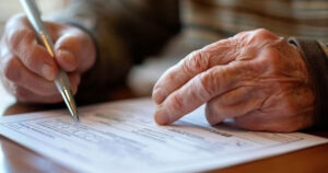 Cu Ba Di Chuc Cho Giup Viec Thua Ke Toan Bo Tai San Bi Mat 8 Nam Khien Con Chau Lang Nguoi 6B9161901