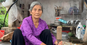 cu ba u100 o ninh binh tu nau com bep cui lam vuon dap xe di cho ban rau 1339