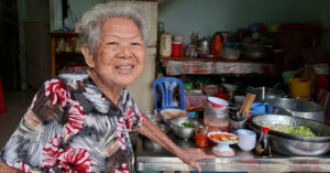 Cu Ba U90 Lung Cong Day Tu 3H Nau Bun Giu Nghe Cua Con Gai Da Khuat 1824