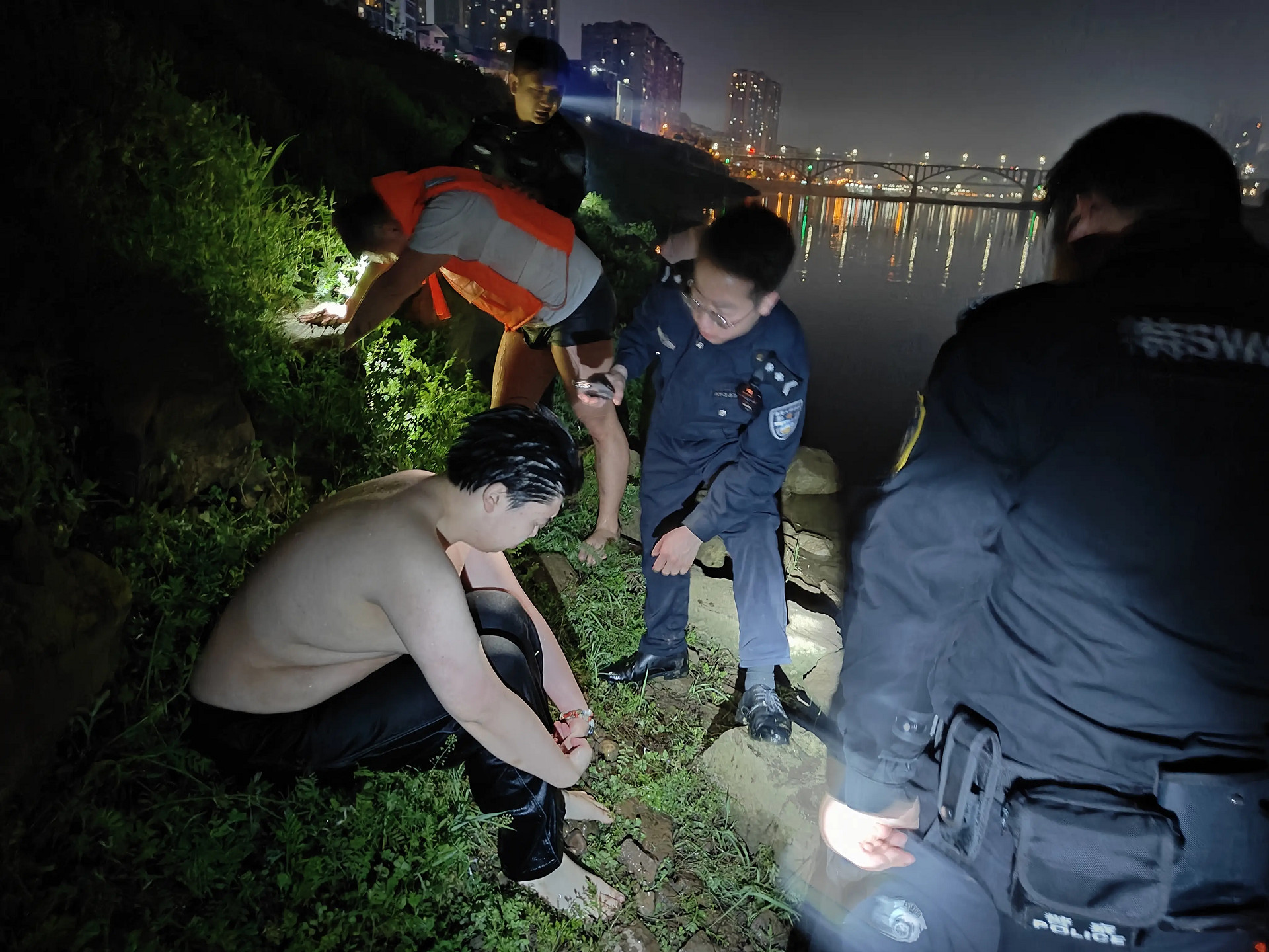 cuu nguoi giua dem anh 106