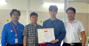 dai hoc bach khoa ha noi tang giay khen cho nam sinh lao vao dam chay cuu nguoi 2603