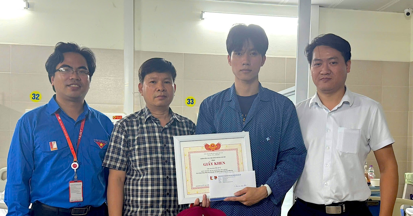 dai hoc bach khoa ha noi tang giay khen cho nam sinh lao vao dam chay cuu nguoi 2603