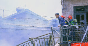 dai uy cong an roi xuong dat khi dap lua tai ngoi nha chay du doi 1646