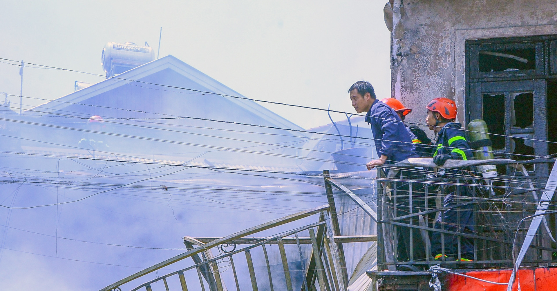 dai uy cong an roi xuong dat khi dap lua tai ngoi nha chay du doi 1646