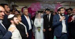 Đám Cưới Đặc Biệt Trong Hầm Trú Bom Của Cặp Đôi Israel Dam Cuoi Dac Biet Trong Ham Tru Bom Cua Cap Doi Israel 1694