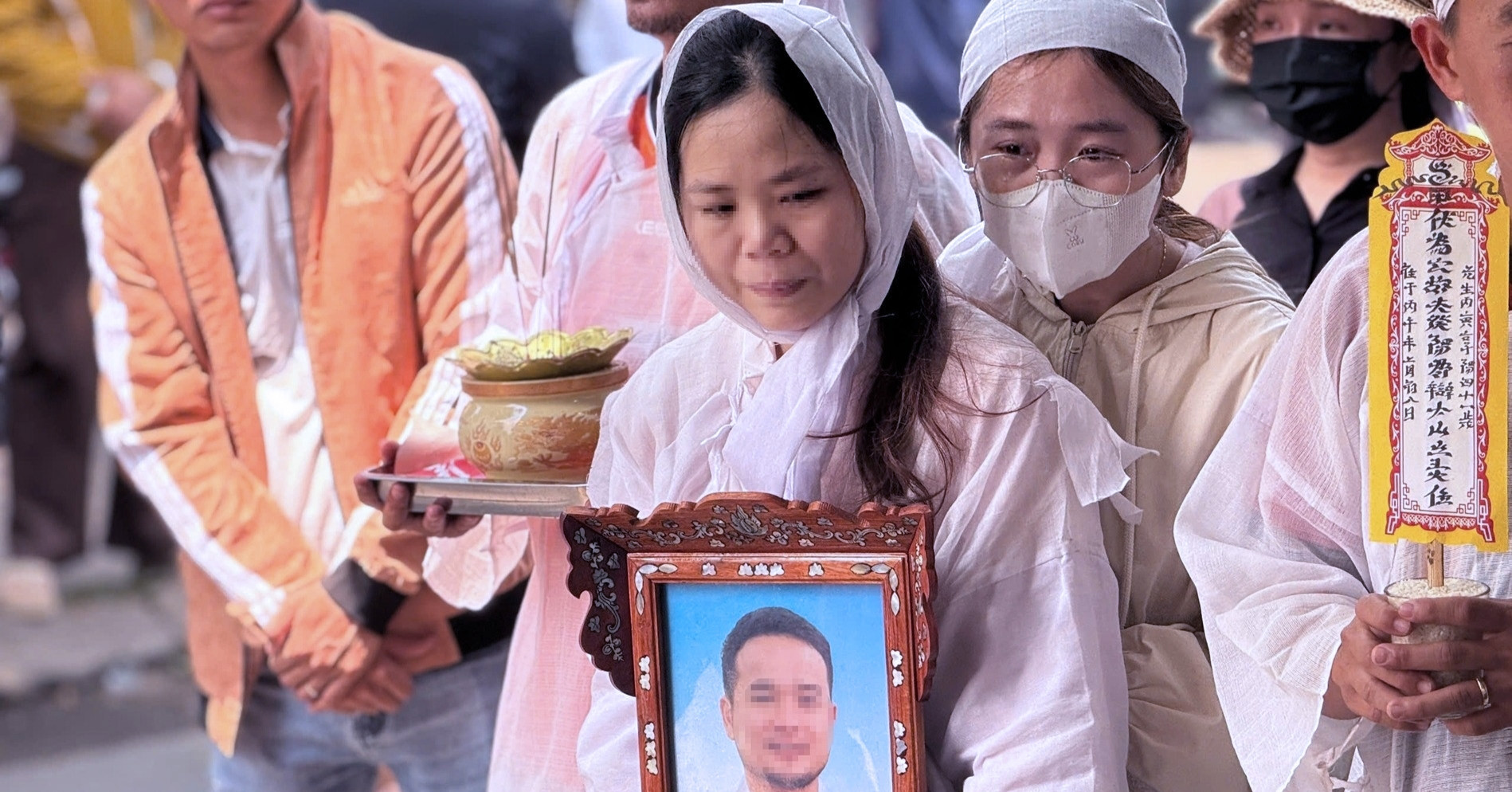 dam tang tai xe taxi bi ban tu vong 2 con nho lien tuc hoi cha di dau vay me 1561