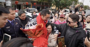 De Lac Con Trai 5 Tuoi Truoc Quan An Bo Me Mon Moi Tim Suot 36 Nam 1218