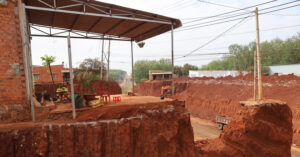 de xuat tam dung thi cong doan duong co 8 ngoi nha chenh venh tren vach dat 1440