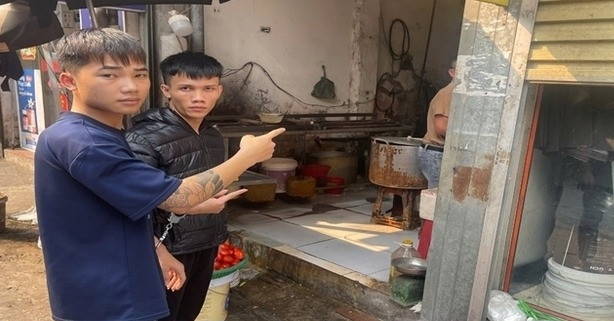 dem khuya 2 thanh nien trao ma qr cua hang loat cua hang 1800