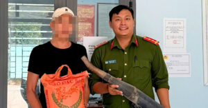 dem po xe do den cong an nguoi dan bat ngo nhan 10kg gao 2275