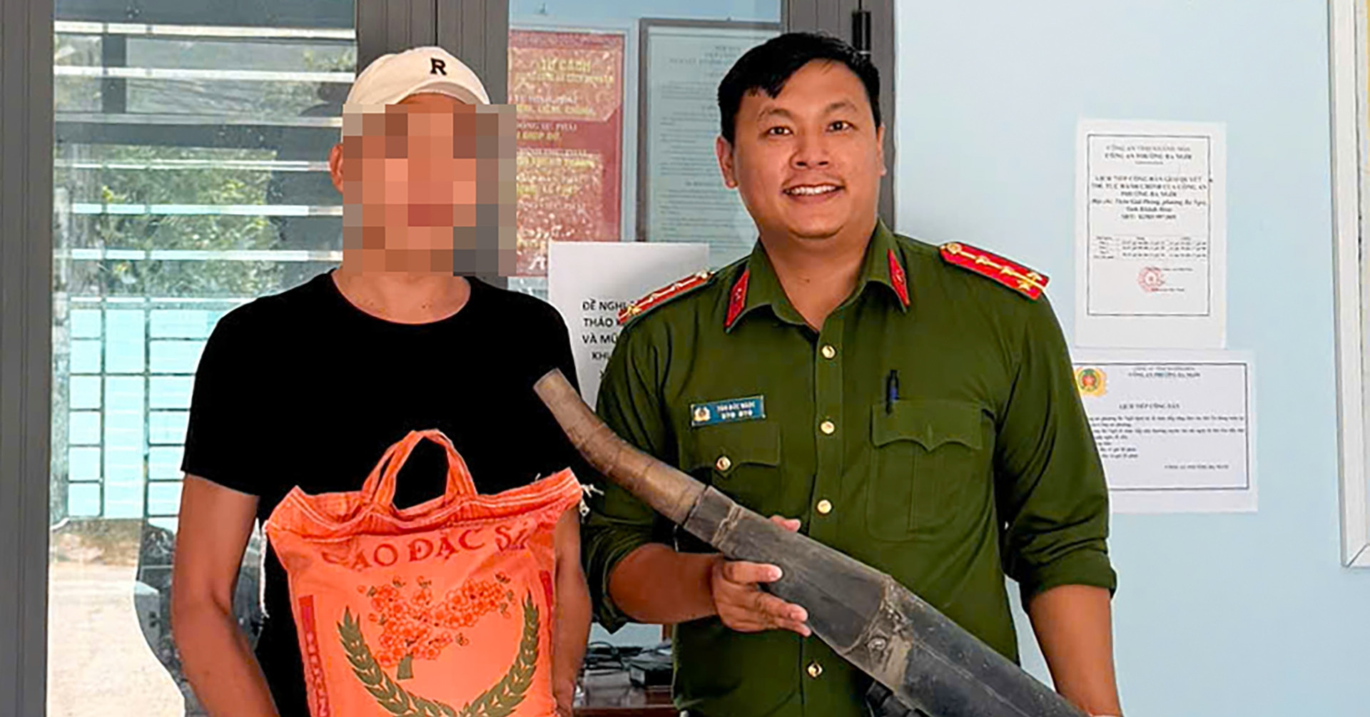 dem po xe do den cong an nguoi dan bat ngo nhan 10kg gao 2275