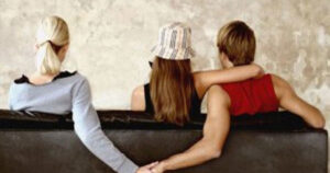 den nha ban gai choi toi soc nang khi gap canh me co ay ngoai tinh c8da4a32435d493bb20a9a79b3271d06