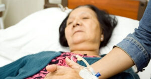 den tham me chong om o benh vien toi sung so vi nguoi dan ong ben canh ba 1168