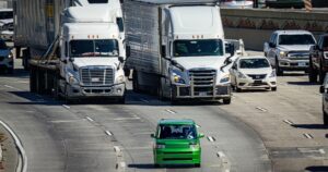 Nhận biết điểm mù của xe lớn để lái xe an toàn 1 diem mu o to 1772554472875804804736 84 0 869 1500 crop 17725544922651274310897