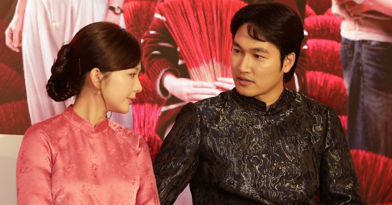 dien vien dinh tu bi dao dien mang vi nham mat khi quay canh hon vo ngoc huyen 2421