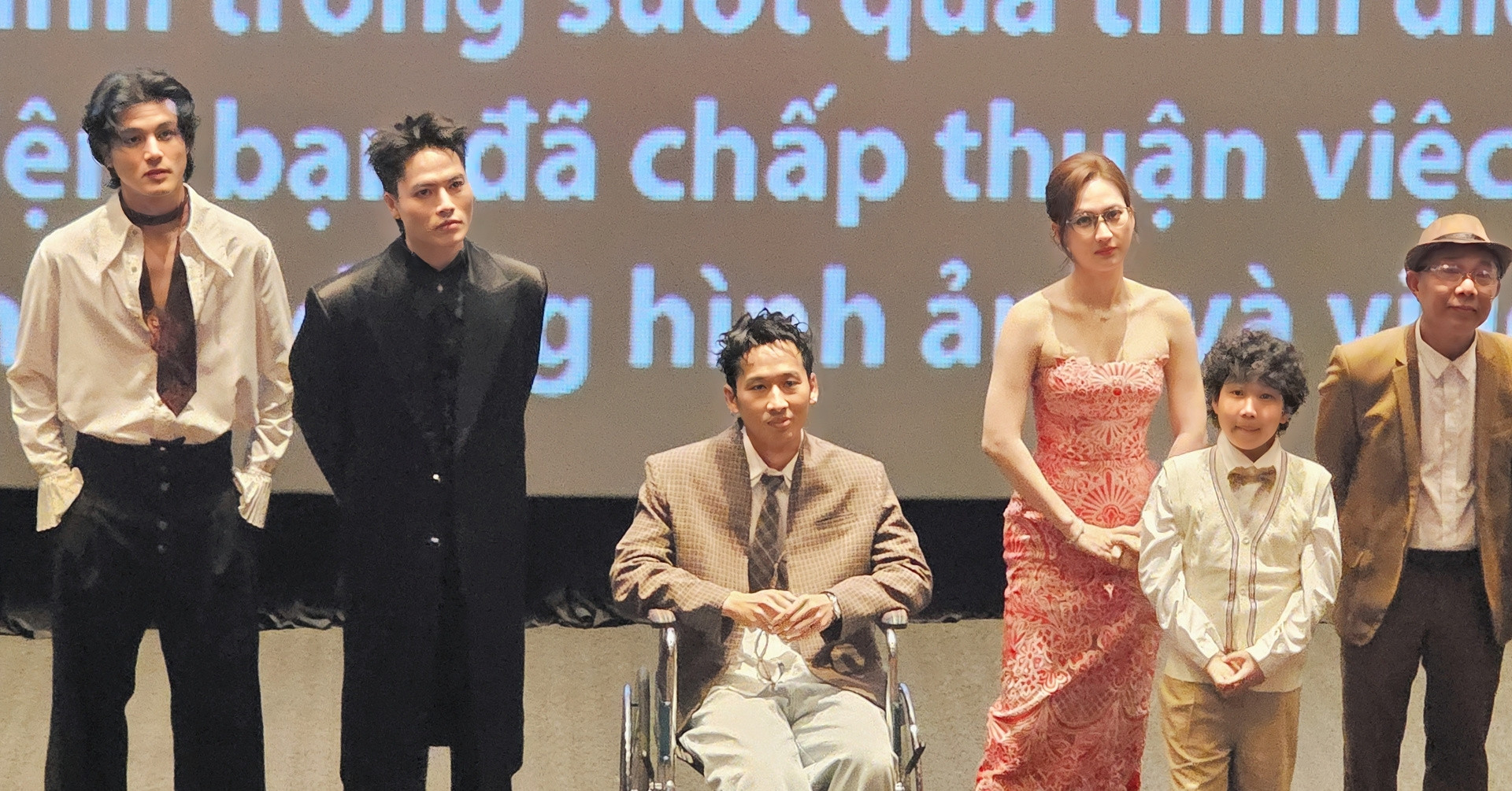 Dien Vien Dong Phim Nghin Ty Doi Doi Nho Tran Thanh Phai Ngoi Xe Lan Den Hop Bao 297