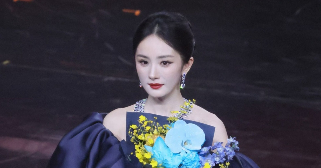 Dien Vien Duong Mich Len Tieng Ve On Ao Tranh Vi Tri Trung Tam Voi Dong Nghiep 823Af265Ff214E6891Fa9