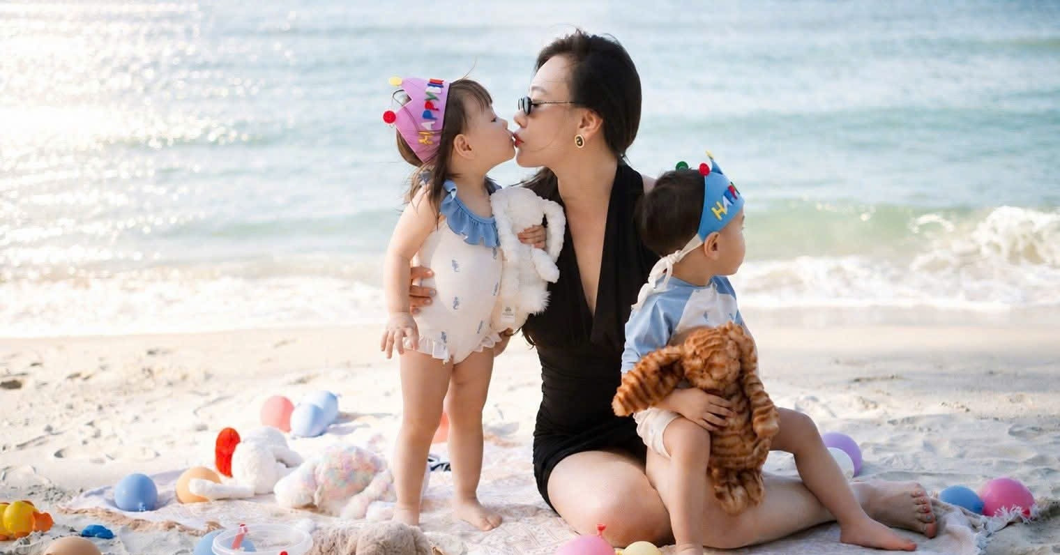 dien vien phuong oanh dua hai con di bien quynh nga nhan con mua loi khen 2614