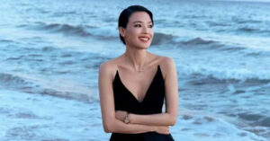 dien vien thu ky goi cam tuoi 50 trong trang phuc xe sau tao bao 3642.webp