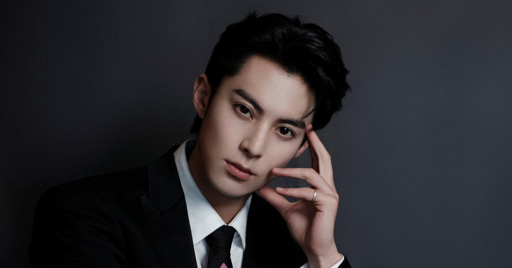 dien vien vuong hac de tuc gian hat vang dien thoai cua nguoi ham mo 2506