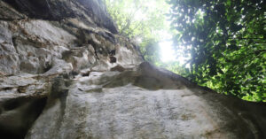 dieu dac biet ve bia co 700 tuoi tren vach nui duoc cong nhan bao vat quoc gia 459