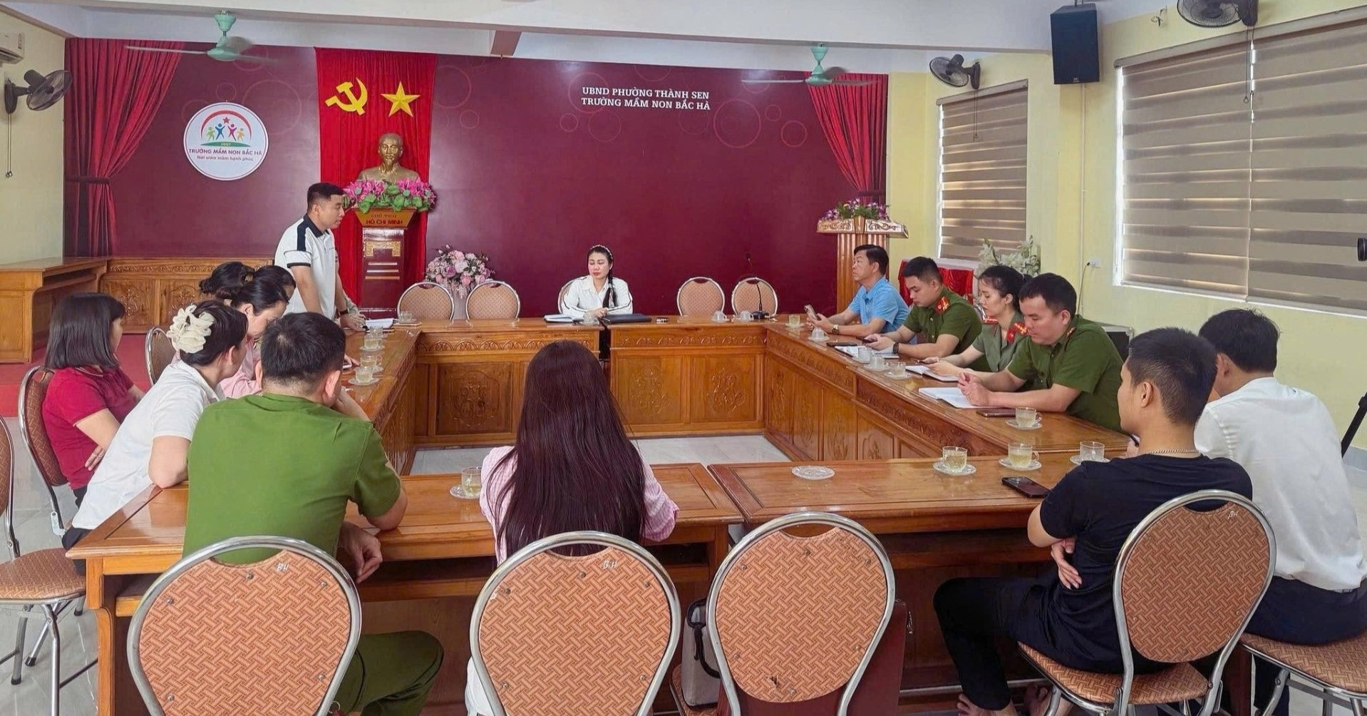 dinh chi cong viec nu giao vien mam non tac dong vao dau be trai 4 tuoi 1215