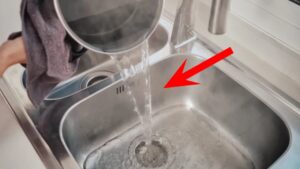 do nuoc nong vao bon rua bat gay ra 2 tac hai lon khong phai ai cung biet 225536