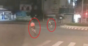 Đoàn xe đạp vượt đèn đỏ, chạy ngược chiều qua giao lộ ở TPHCM 1 doan xe dap vuot den do chay nguoc chieu qua giao lo o tphcm 856