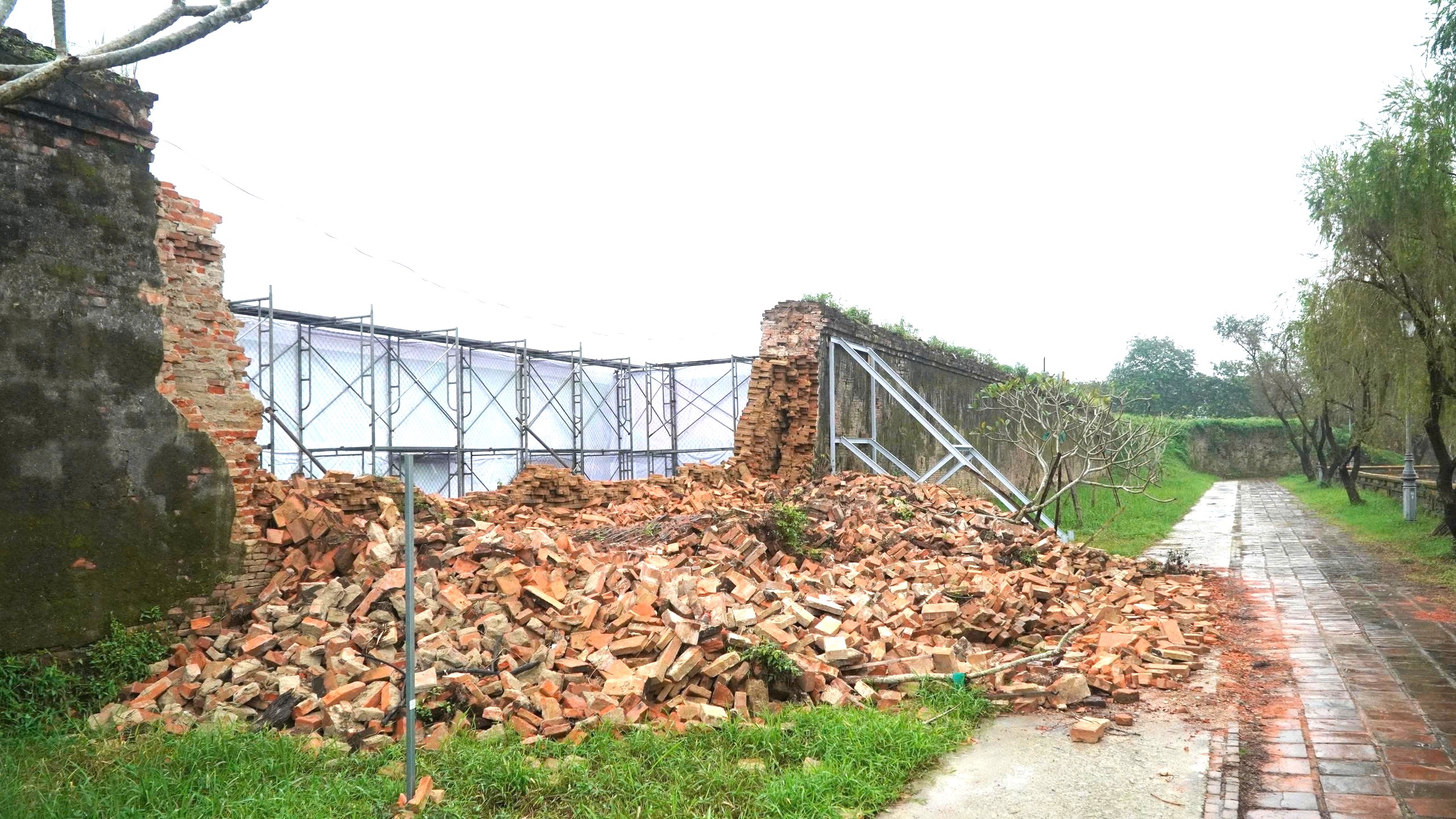 doan tuong hoang thanh hue bi do sap do mua lu 20260408054857