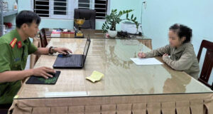 doi nam nu dung hien truong gia tu tu tren cau de danh lac huong cong an 779