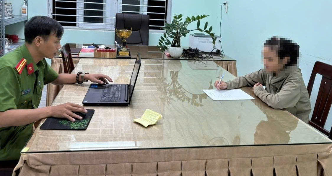 doi nam nu dung hien truong gia tu tu tren cau de danh lac huong cong an 779