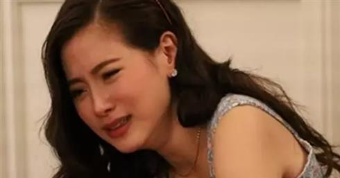 don nha thay tui nilon den cu nat duoi gam tu toi vua mo ra xem da soc truoc bi mat chong giau kin 3