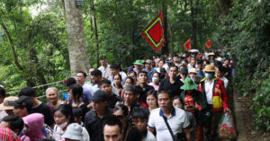 dong nguoi un un do ve den hung truoc ngay chinh le 1655